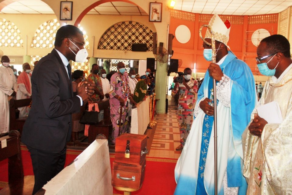 Me Joseph Djogbénou saluant Mgr Roger Houngbédji