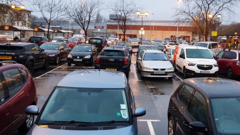 Dysfonctionnement d’une centaine de porte-clés sur le parking d’un supermarché: S&rsquo;agit-il d’un phénomène extraterrestre?