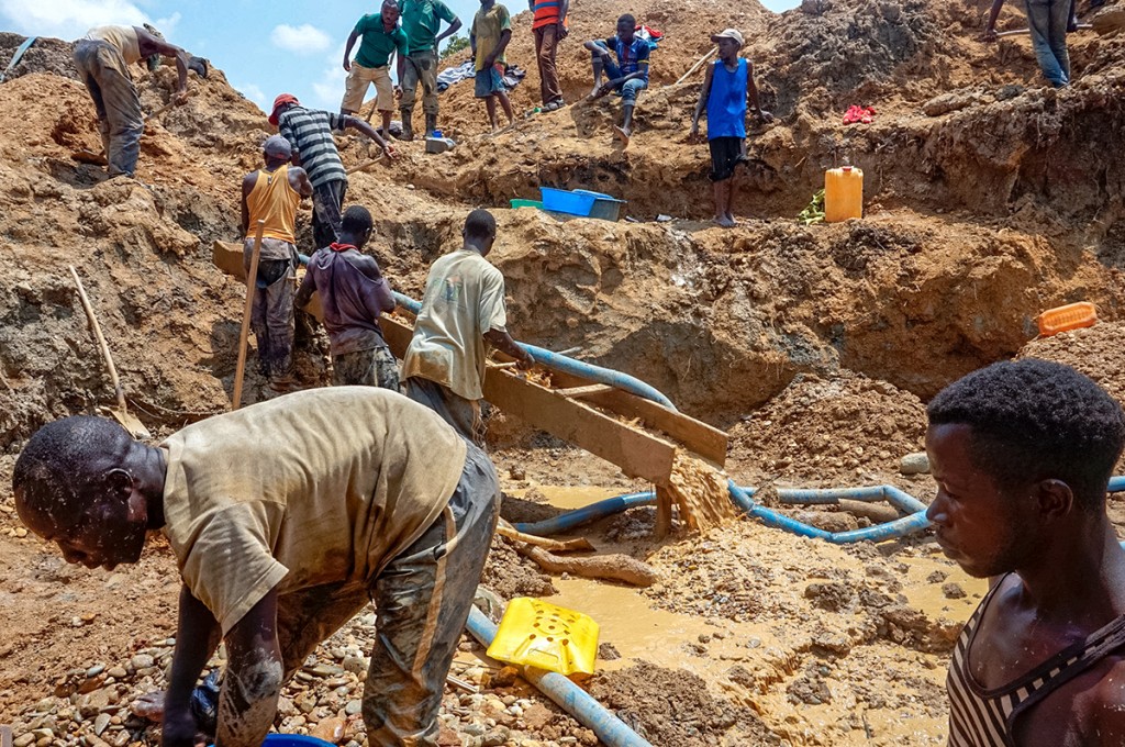 Des orpailleurs traditionnels sur une mine en R2publique démocratique du Congo