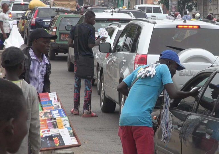 Bénin: mendicité et vente à la sauvette interdites dans les feux tricolores de Cotonou