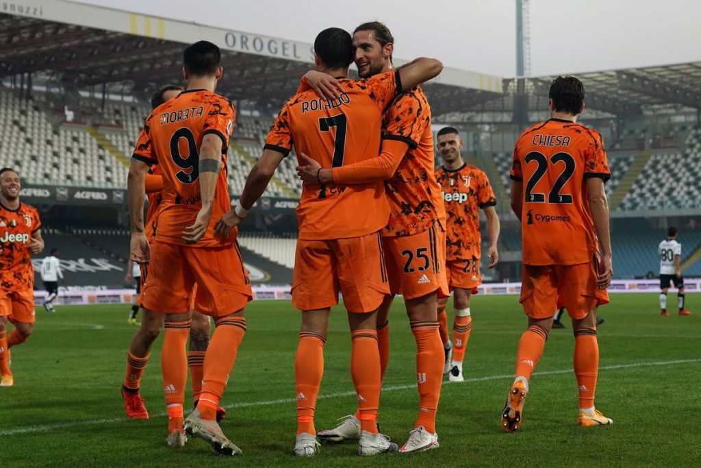 la juventus bat la spezia et s'accroche dans la lutte pour le titre